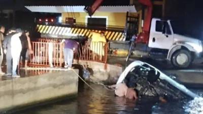 Dos hombres y cinco mujeres, con edades entre 21 y 22 años, fallecieron ahogados en el río Calzadas, del municipio Coatzacoalcos, Veracruz. Festejaban el fin del ciclo escolar 2023-2024