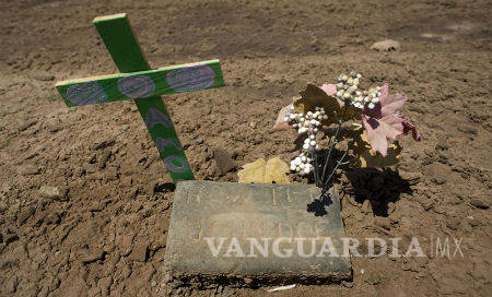 $!Erigen cementerio de migrantes sin nombre en desierto de California