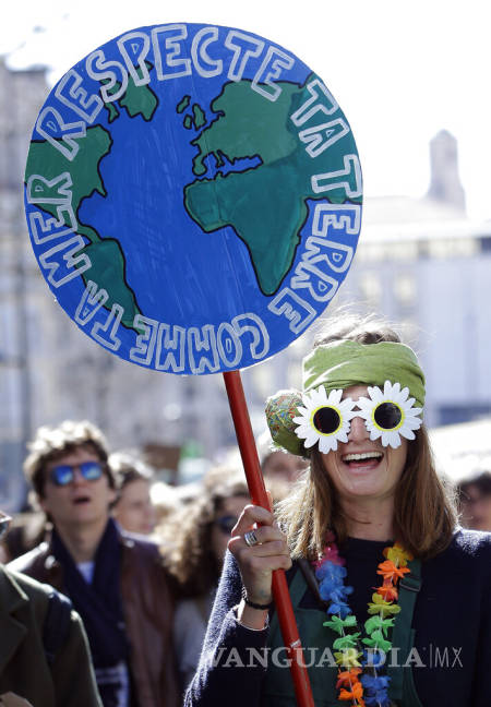 $!Protestan en París para exigir acción al cambio climático