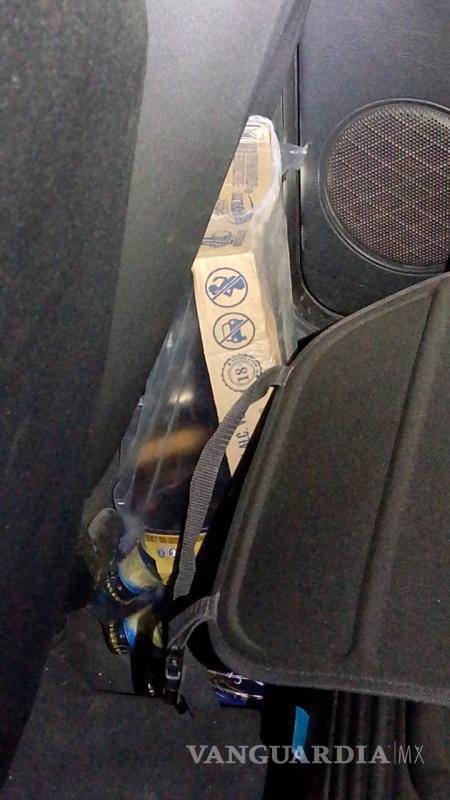 $!Tras el accidente, los ocupantes del vehículo huyeron del lugar, dejando envases de cerveza en su interior.