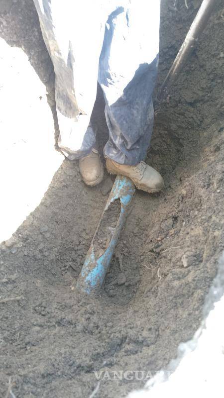 $!Agsal detiene el flujo de agua en la zona mientras trabajan en la reparación de la fuga.