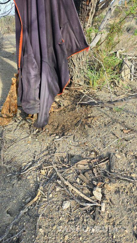 $!Una chamarra color negro fue localizada en el lugar donde se encontraban los restos, lo que formó parte de los indicios asegurados por las autoridades.