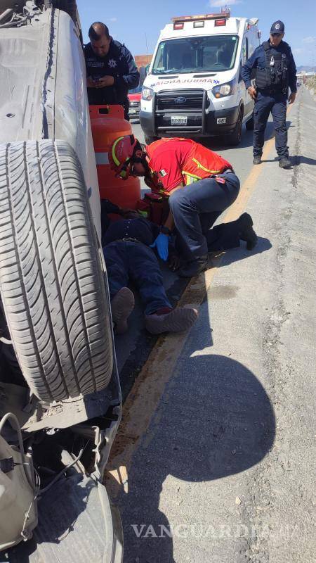 $!El conductor fue trasladado a la Clínica #2 del IMSS.