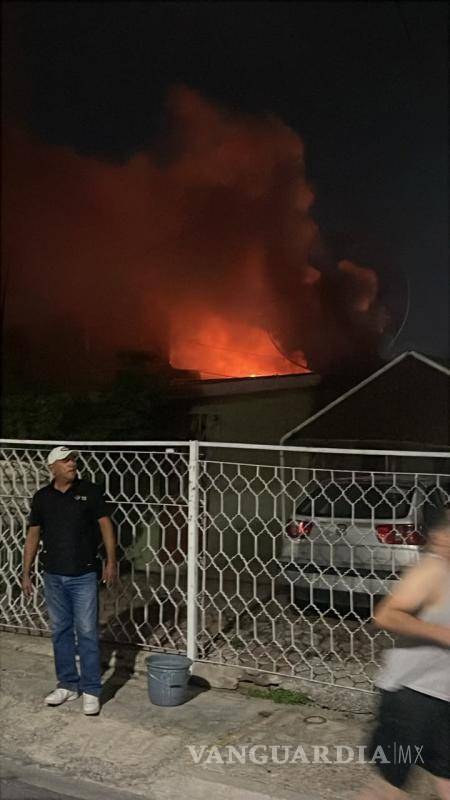 $!El fuego consumió muebles y provocó afectaciones en muros y parte de la losa de la vivienda.