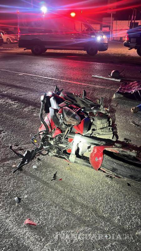 $!La motocicleta en la que viajaban las víctimas quedó a un costado de la carpeta asfáltica con daños visibles tras el impacto.