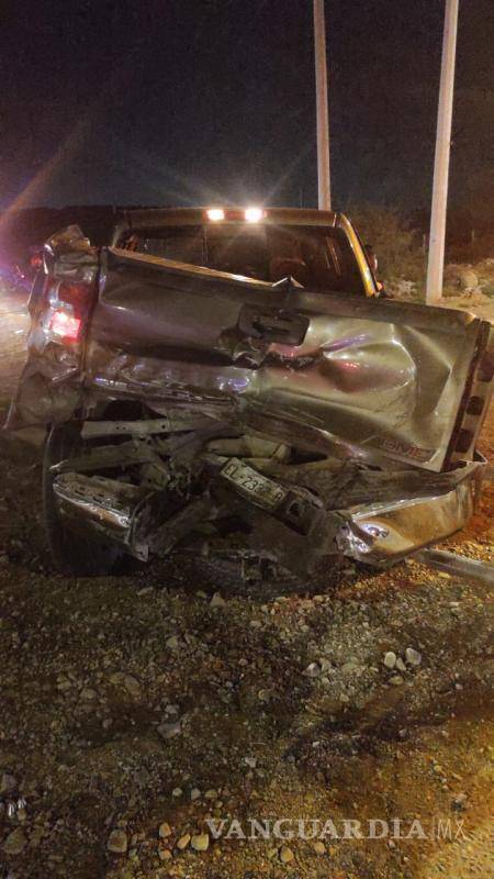 $!Los Bomberos actuaron rápidamente para atender a los menores, quienes fueron trasladados a un hospital de Saltillo con múltiples lesiones debido al accidente.