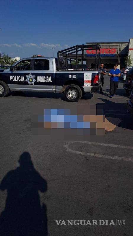 $!La familia pidió ayuda a los empleados del lugar, pero el hombre ya no contaba con signos vitales.