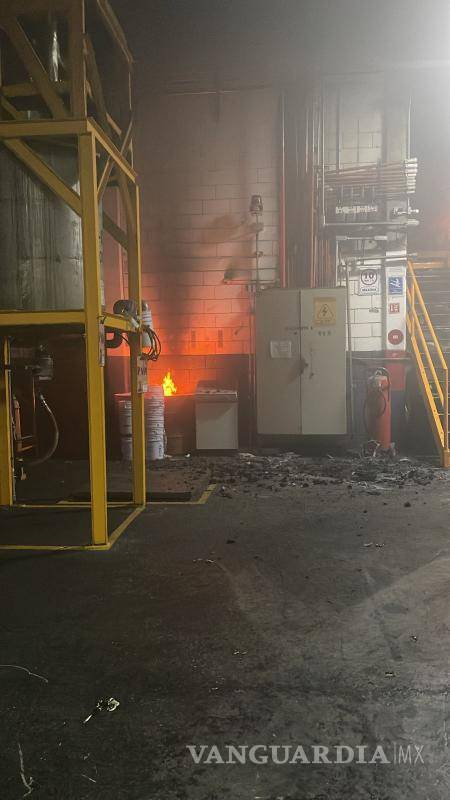 $!Moviliza incendio en una empresa de adhesivos en Escobedo, Nuevo León