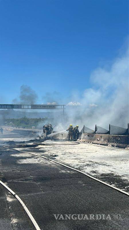 $!Incendio de pipa provoca cierre de la carretera Nacional en los límites de Nuevo León y Tamaulipas