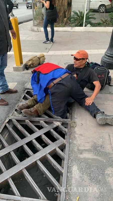 $!Fue muy cerca de las 5 de la tarde cuando el joven, que se desempeña como guardia de seguridad privada, quedó atascado en el drenaje.
