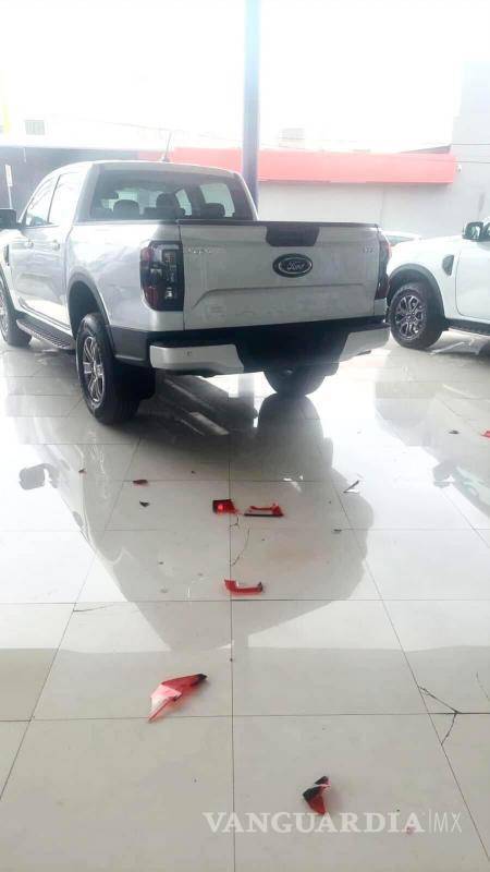 $!Fueron varias las camionetas dañadas por el adicto a las drogas.