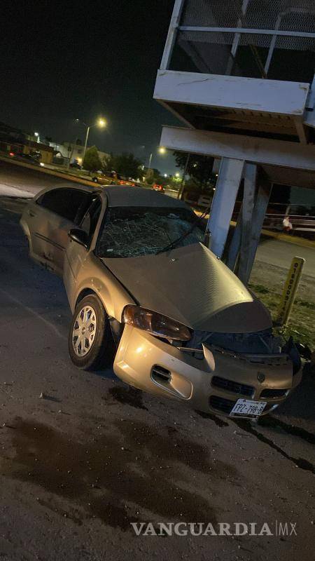 $!Familiares de la víctima llegaron al lugar antes que los elementos ministeriales, quedando devastados frente a la tragedia en la que su ser querido falleció prensado.