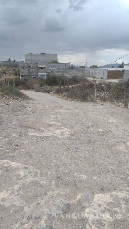 $!El acceso a la colonia implica cruzar un arroyo y caminos irregulares.