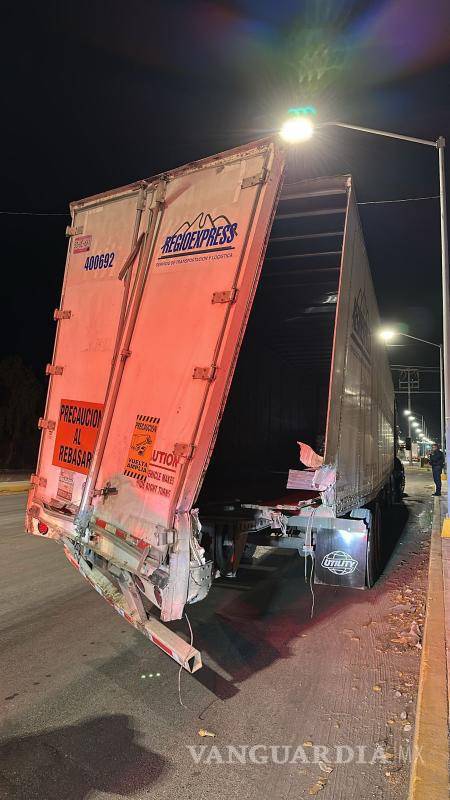 $!El conductor del tráiler circulaba a exceso de velocidad y trató de ganarle el paso al tren.