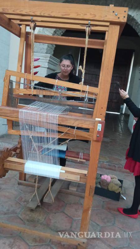 $!La tejedora María Pérez, egresada de la Escuela del Sarape, utiliza esta plataforma para vender sarapes, llaveros, aretes, diademas y separadores de libros.