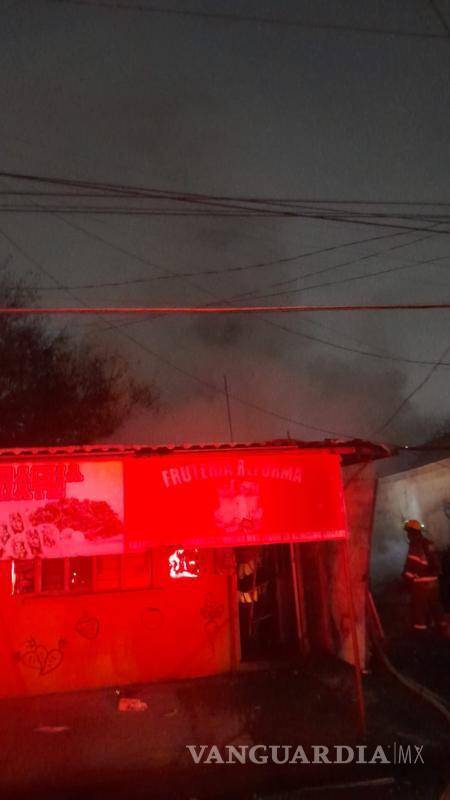 $!Incendio en comercio deja 30 evacuados en Apodaca, NL