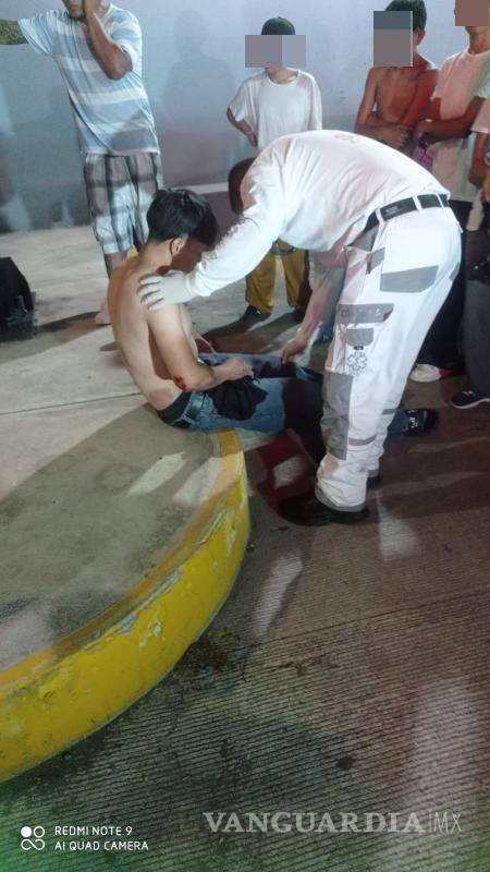 $!Familiares de los jóvenes accidentados llegaron al lugar de los hechos para brindar apoyo luego del accidente.