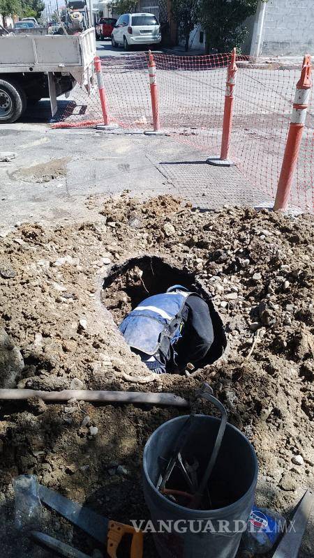 $!Personal de VIAL Construcciones inicia labores de reparación tras el rompimiento de la tubería en Urdiñola.