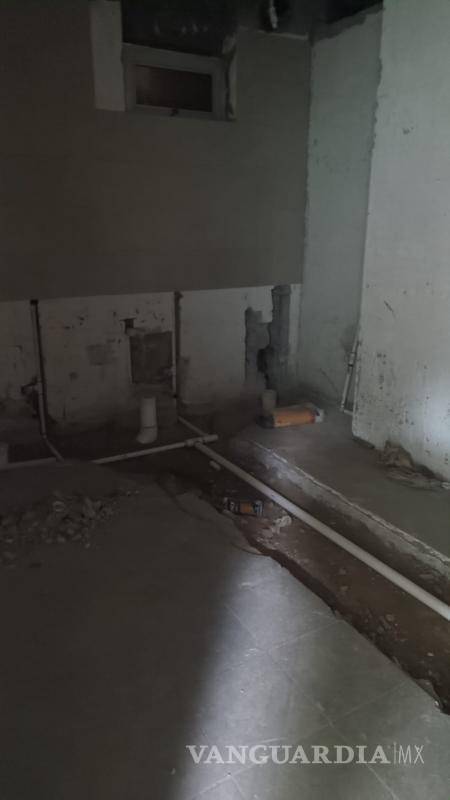 $!La desordenada remodelación de la clínica 82 ha dejado a los pacientes con solo dos baños disponibles en toda la unidad.