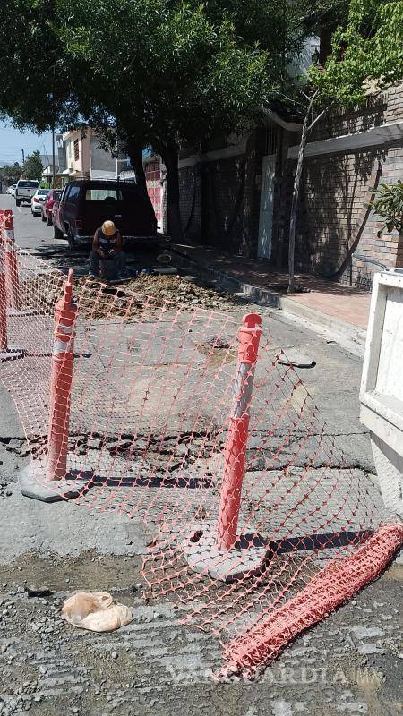 $!A las 10:30 horas, comenzó la intervención para arreglar la fuga que afectó el pavimento en el cruce de Castelar y Nueva Almadén.