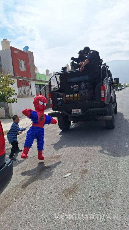 $!Conmovidos por su situación, los agentes de la corporación estatal se unieron para hacer de ese día un momento inolvidable.