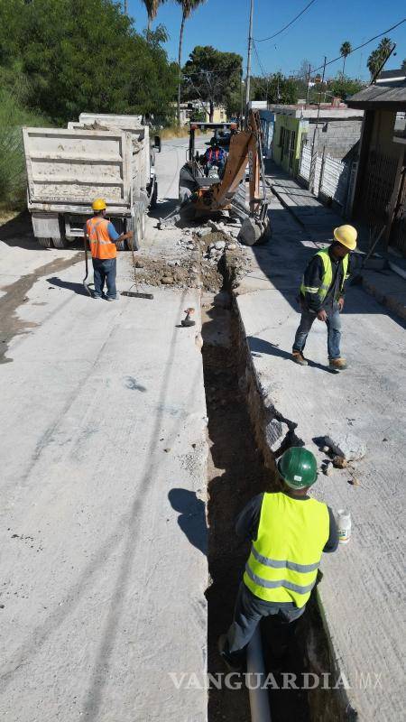 $!Trabajadores de Simas Monclova-Frontera avanzan en la sustitución de tuberías en la colonia Cañada Norte.
