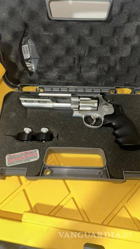 $!En el domicilio del empresario saltillense ejecutado el domingo se aseguraron armas y drogas.