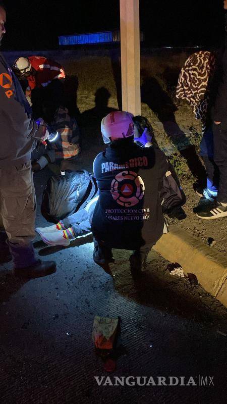 $!Choque de autobús y tráiler deja cinco heridos en Nuevo León