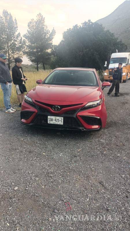 $!Un Toyota Camry también resultó dañado luego de que la carga del tráiler alcanzara el carril contrario.