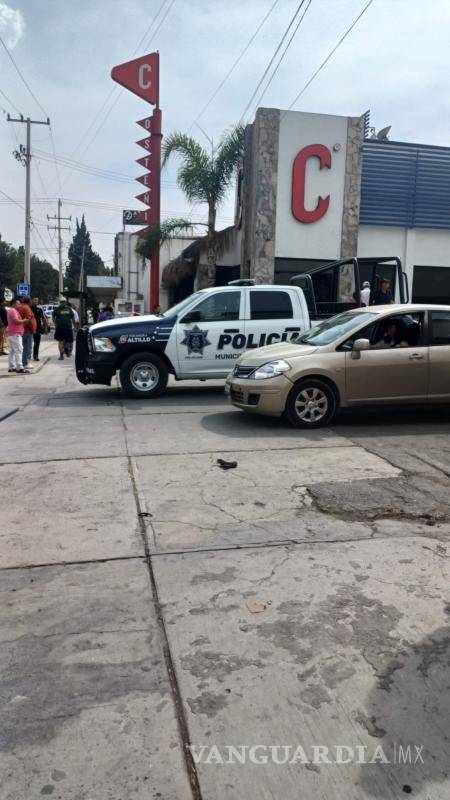 $!Un taxista que pasaba por la zona intervino para defender a la mujer, pero su unidad resultó dañada.