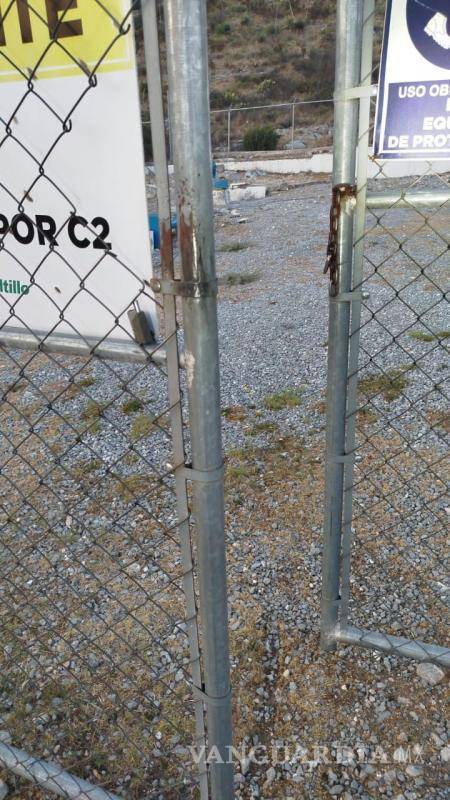 $!Los delincuentes dañaron los candados de la puerta, para ingresar a las instalaciones propiedad de Aguas de Saltillo.