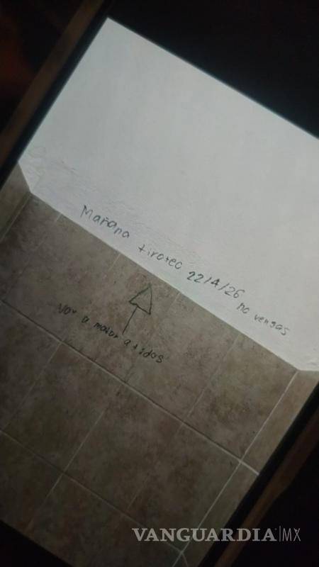 $!Autoridades municipales y cuerpos de seguridad acudieron a la Secundaria Eulalio Gutiérrez tras el hallazgo de un mensaje de amenaza en el interior del plantel educativo.