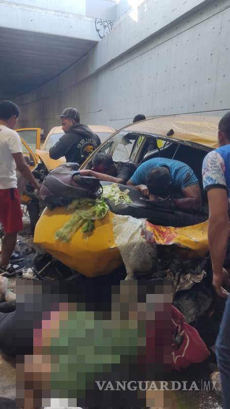 $!Un taxista y una pasajera murieron la noche de este viernes en la clínica 16 del Seguro Social a causa de las lesiones que sufrieron en el choque múltiple.