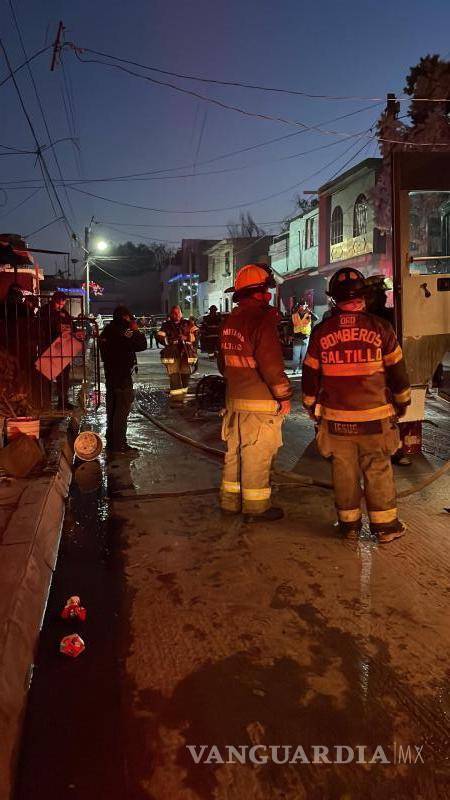 $!Personal de Bomberos no pudo hacer nada para rescatar a las cuatro personas que quedaron al interior de la vivienda.