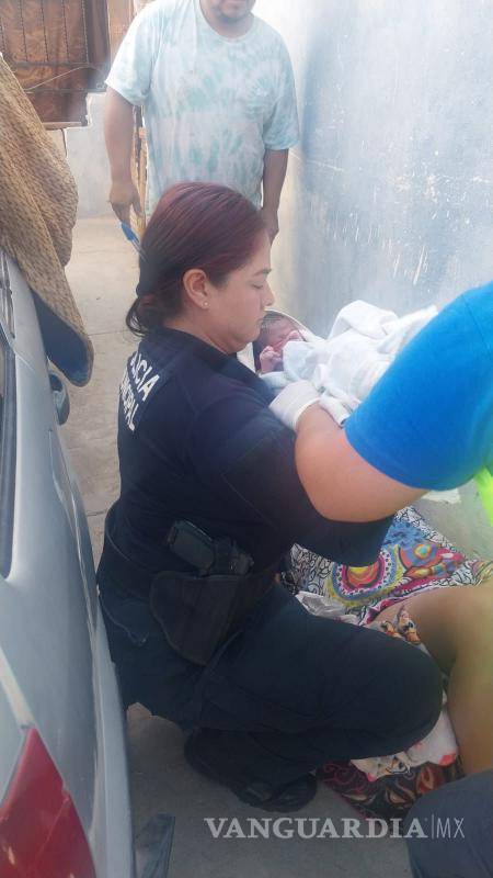 $!Los agentes permanecieron junto a la madre hasta que llegó el personal médico.