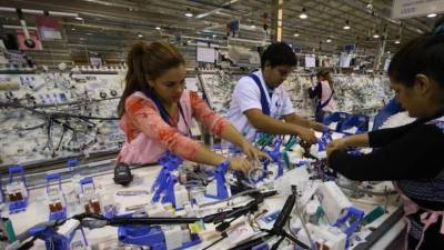 Maquiladoras en plena actividad, cumpliendo con la demanda del mercado estadounidense.