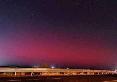 Una tormenta geomagnética provocó un espectáculo de luces en el cielo del norte de México; las auroras boreales pudieron observarse desde Coahuila, Nuevo León y otros estados, sin representar riesgo para la población, según la UNAM.