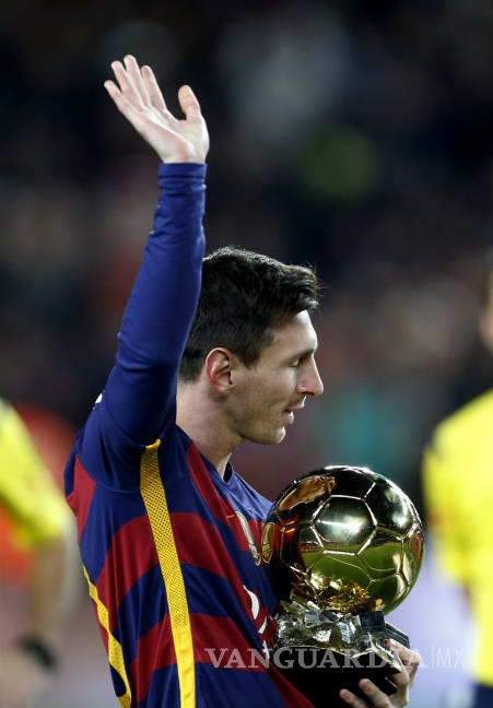 $!Messi ofrece su quinto Balón de Oro al Camp Nou