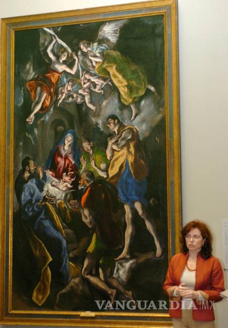 $!La adoración de los pastores de El Greco. Museo del Prado. Fotografía fechada en 2006 con la entonces conservadora del Museo del Prado, Leticia Ruiz.