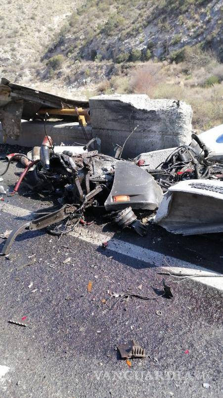 $!El tráiler circulaba de sur a norte rumbo a Monterrey, y al llegar a una curva ubicada en el kilómetro 230 más 700, la unidad se salió del camino.