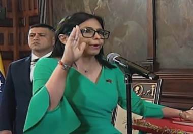 Captura de video tomada de una transmisión de la televisión estatal VTV que muestra La vicepresidenta ejecutiva de Venezuela, Delcy Rodríguez, jurando como mandataria encargada del país este lunes, en Caracas.