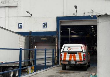 Protección Civil reportó que dos empleados fallecieron tras ser aplastados por una máquina en la planta Carrier de la colonia El Lechugal; el accidente ocurrió en el área de carga y descarga.