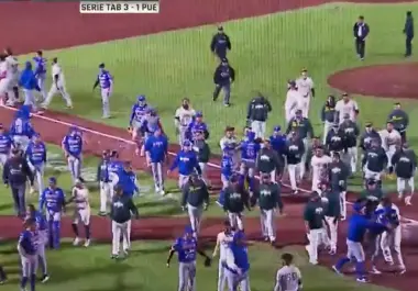 La bronca comenzó por un pelotazo de Clayton Andrews a Herlis Rodríguez, de Pericos, durante la octava entrada del quinto juego.