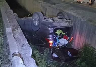 La camioneta terminó volcada dentro de un canal tras el accidente registrado en Fundadores.