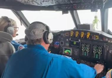 Los pasajeros salieron despedidos hacia arriba con violencia, y el camarógrafo casi golpeó su cámara contra el techo, antes de que el avión volviera a estabilizarse.