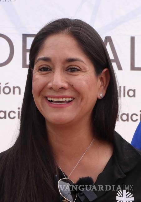 $!La directora de Cáritas, Alondra Mata, resaltó la importancia de la información y la comunicación con las familias para superar barreras culturales en la vacunación infantil.