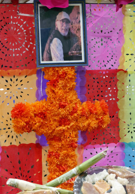 $!Se celebran en Merco tradiciones mexicanas, instala un altar de muertos