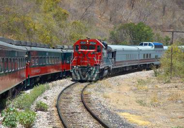 Autoridades trabajan en las obras que acompañan el proyecto ferroviario y preparan la infraestructura necesaria para su llegada.