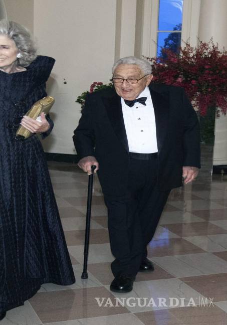 $!Imagen de archivo fechada en Washington, el 25 de septiembre de 2015, de Henry Kissinger y su esposa Nancy. /POOL