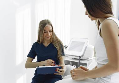 Los chequeos médicos periódicos permiten detectar enfermedades de forma temprana y cuidar la salud femenina en cada etapa de la vida.